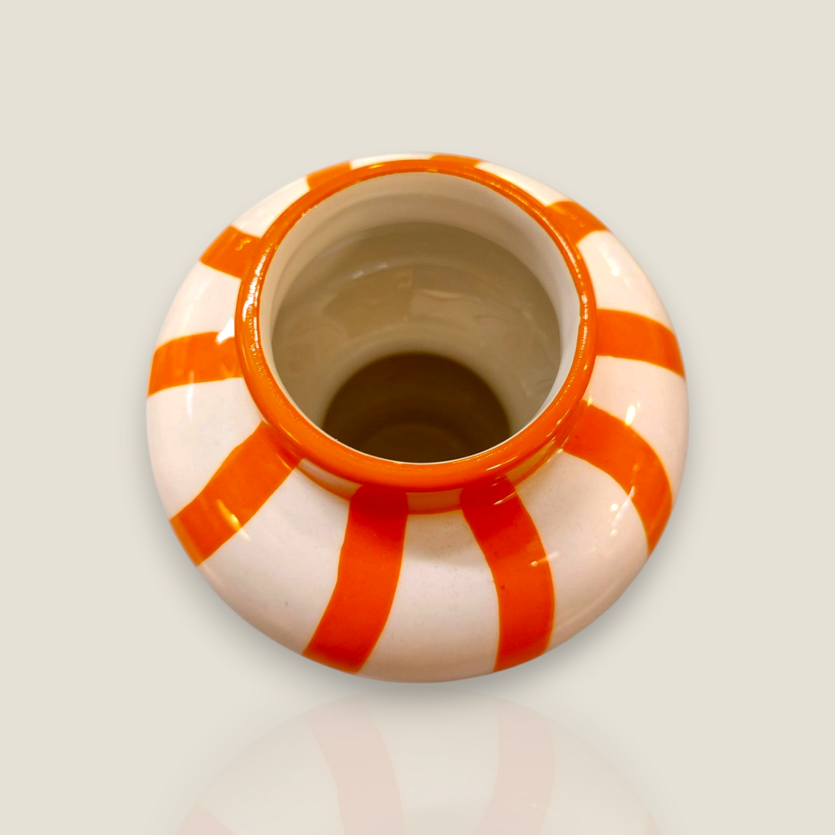 Vase décoratif QUE RICO peint à la main avec des rayures orange et blanches, vue de dessus