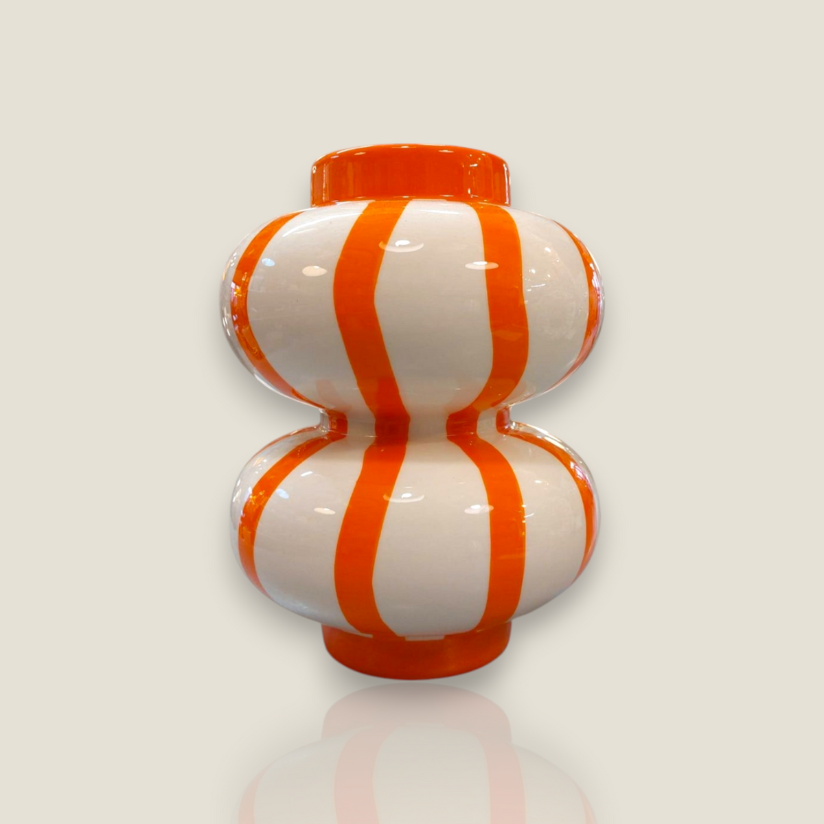 Vase décoratif QUE RICO orange et blanc peint à la main, disponible chez Depuis des lustres