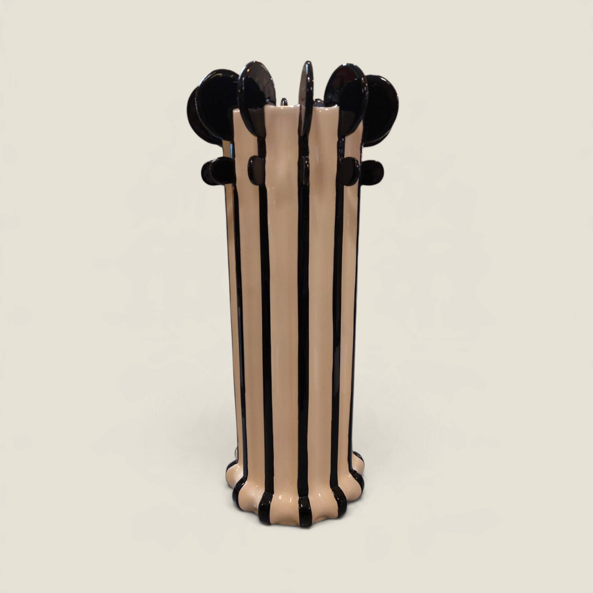 Vase Depuis des lustres en céramique émaillée blanc crème et noir à rayures verticales et détails sculpturaux en boules