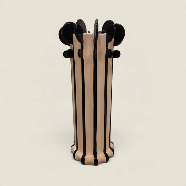 Vase Depuis des lustres en céramique émaillée blanc crème et noir à rayures verticales et détails sculpturaux en boules