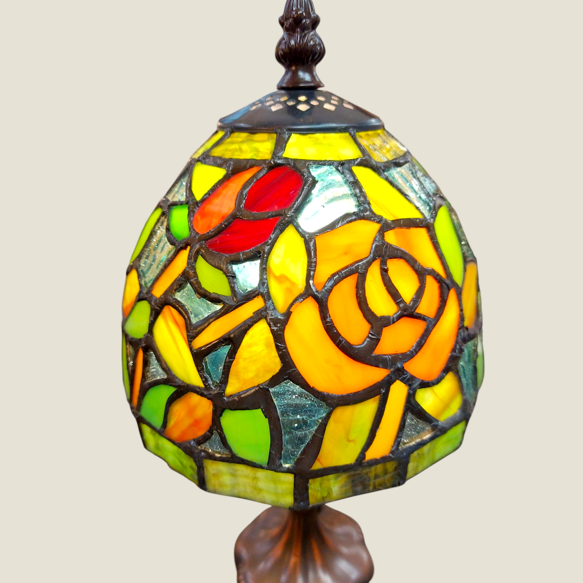 Lampe à poser Depuis des lustres style Tiffany avec abat-jour en vitrail floral multicolore et socle en bronze foncé