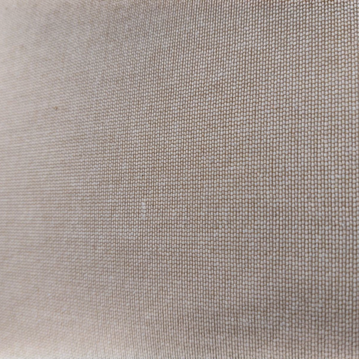 Gros plan sur la texture en lin naturel du coussin Depuis des lustres Zeno Forêt avec son tissage irrégulier beige
