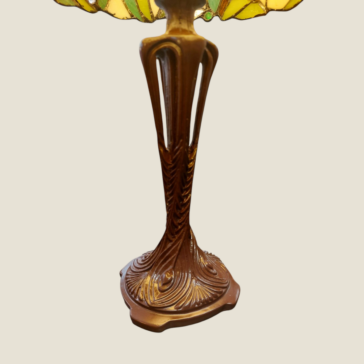 Lampe Tiffany Depuis des lustres avec pied en bronze sculpté Art Nouveau et abat-jour floral en vitrail multicolore
