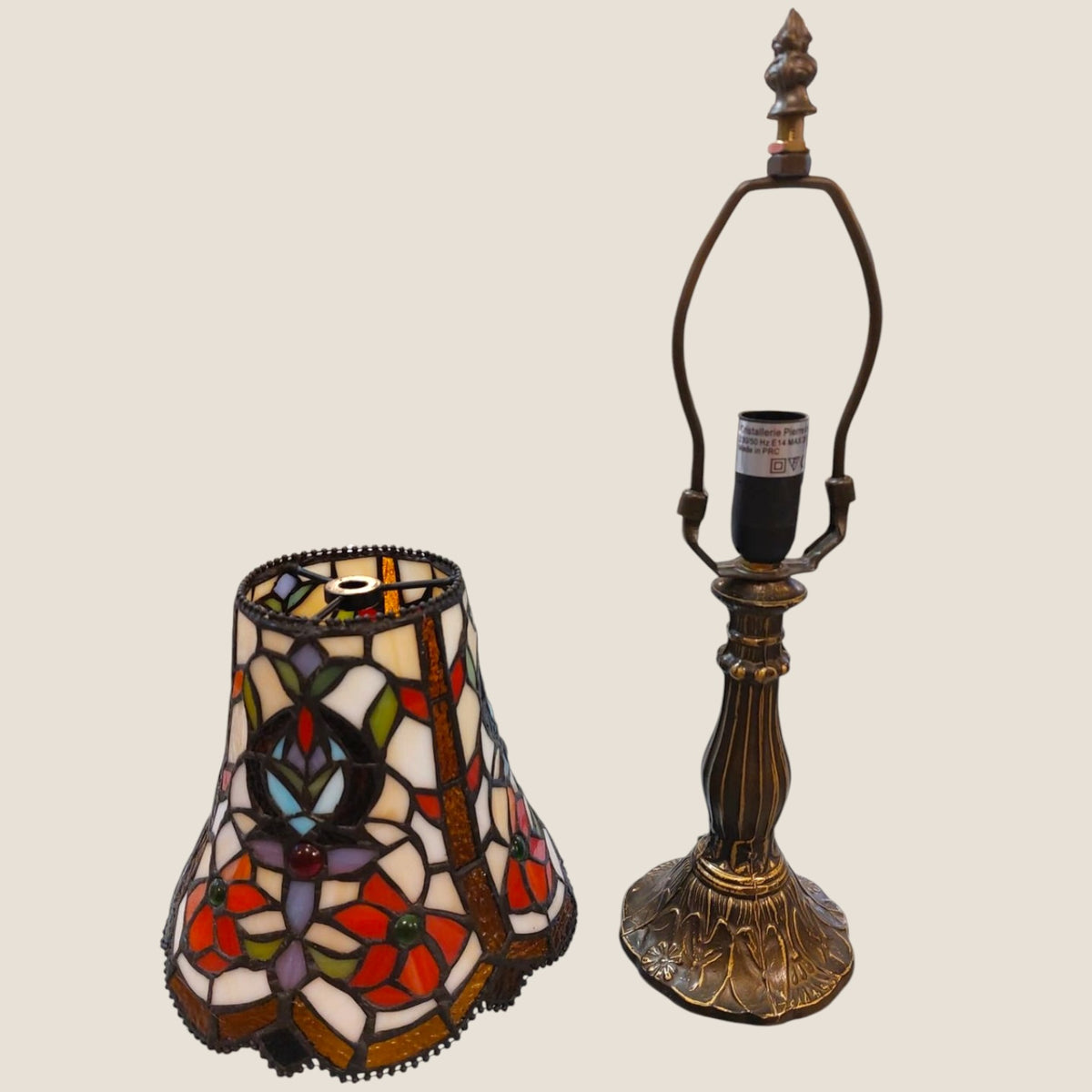 Lampe Tiffany multicolore – Vitrail floral Art Nouveau