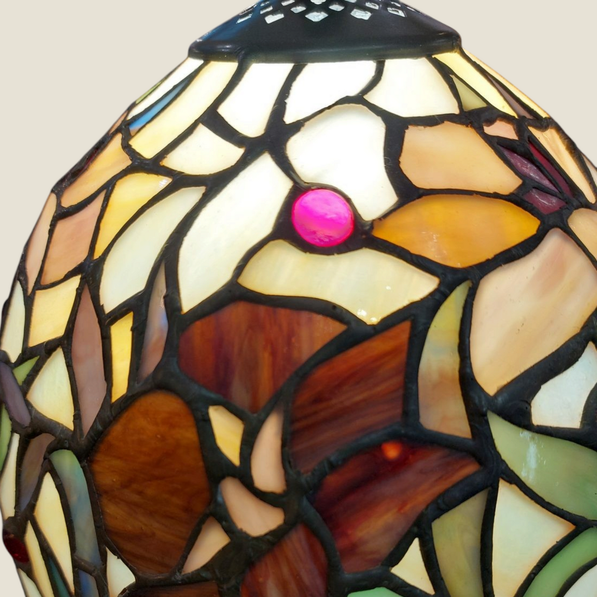 Abat-jour ovoïde Depuis des lustres en vitrail Tiffany floral avec cabochons roses et verre multicolore