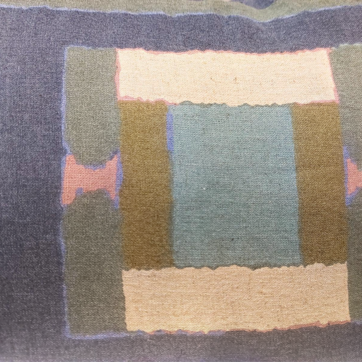 Coussin rectangulaire Depuis des lustres TAHO en lin et coton avec motif géométrique abstrait aux tons vert de gris