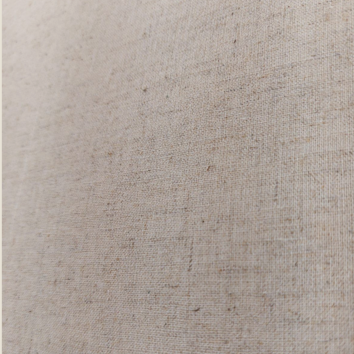 Gros plan sur la texture en lin et coton écru du coussin Taho par Depuis des lustres