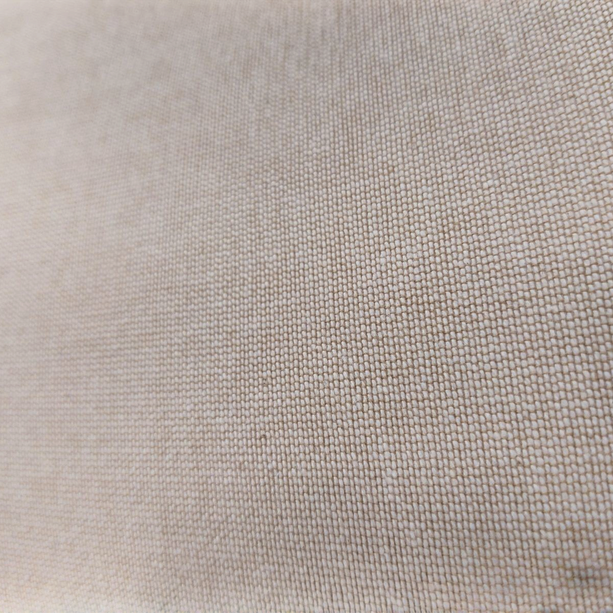 Gros plan sur la texture en toile de lin beige naturel du coussin Depuis des lustres, montrant le tissage artisanal.