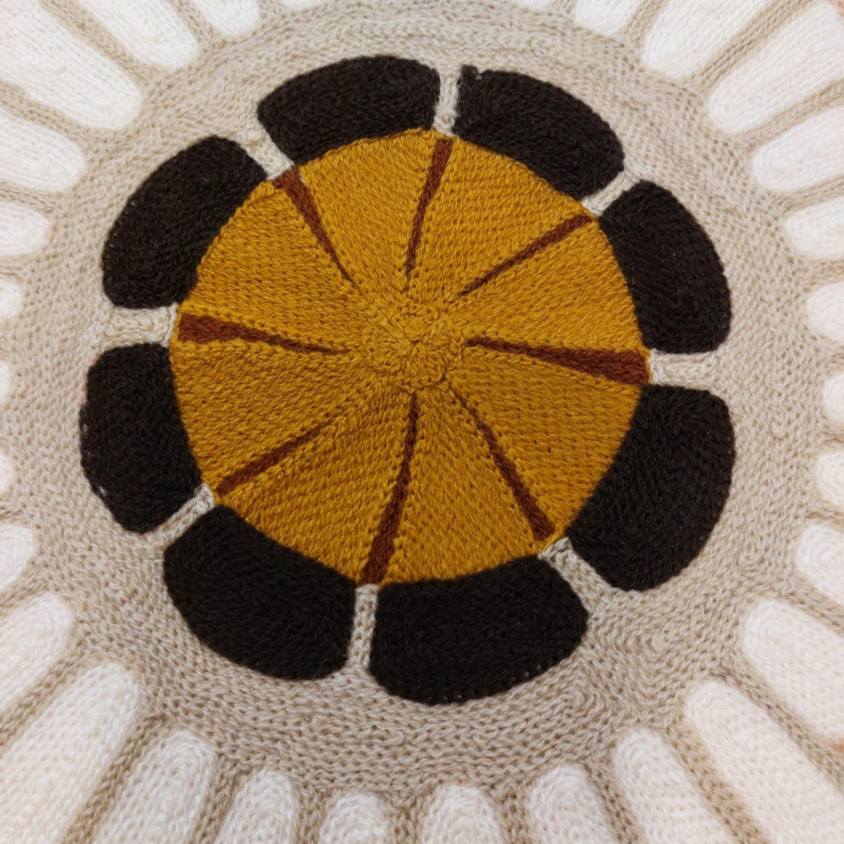 Coussin Depuis des lustres brodé main avec motif mandala concentrique en tons ocre, noir et blanc cassé