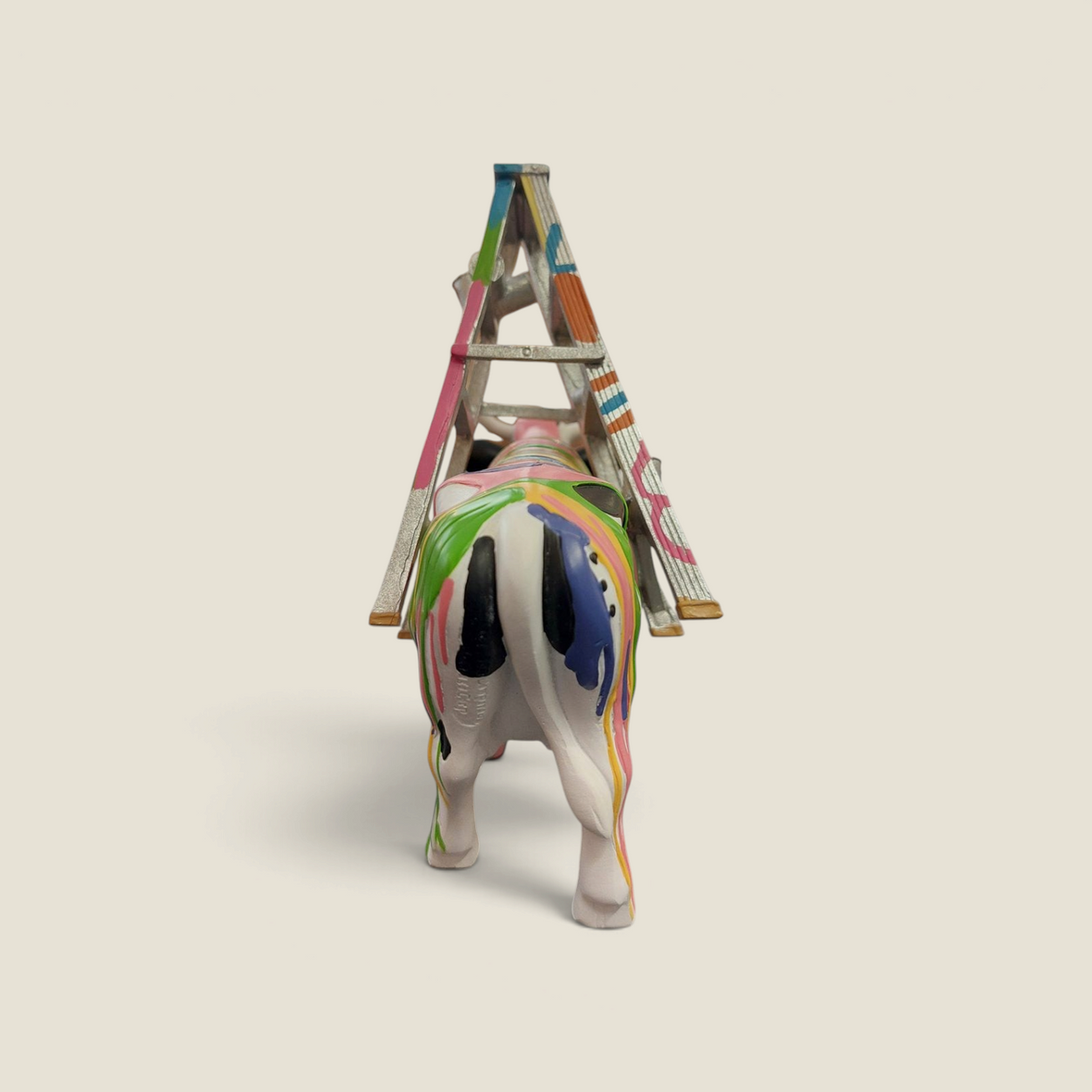 Figurine vache Depuis des lustres CowParade Muutraviesa en résine avec échelle sur le dos et éclaboussures multicolores