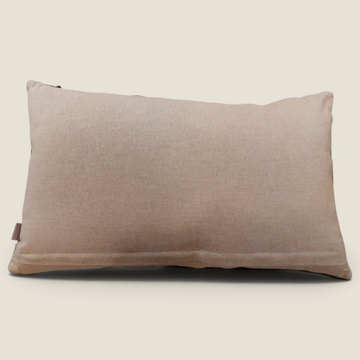 Dos en chambray naturel du coussin rectangulaire Depuis des lustres en coloris Mousse, texture lin beige et étiquette