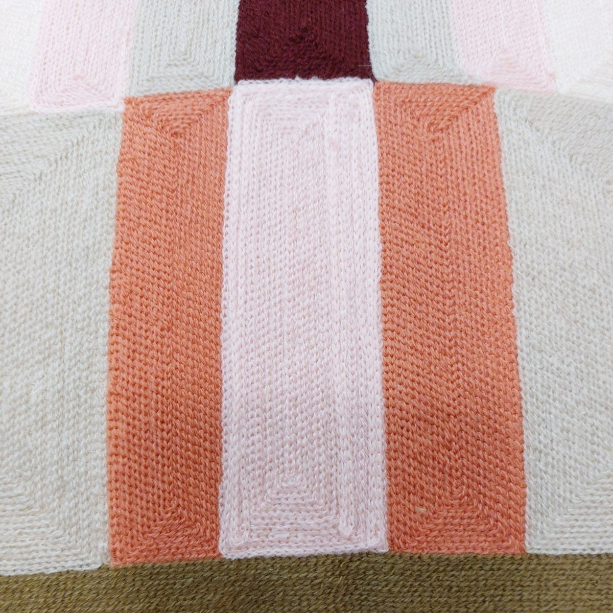 Coussin brodé Depuis des lustres Jason à motif géométrique rétro en blocs de couleurs mousse, bordeaux et écru.