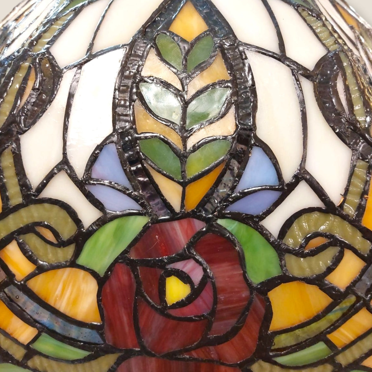 Lampe Tiffany Florale Multicolore – Rose & Feuillages Art Nouveau