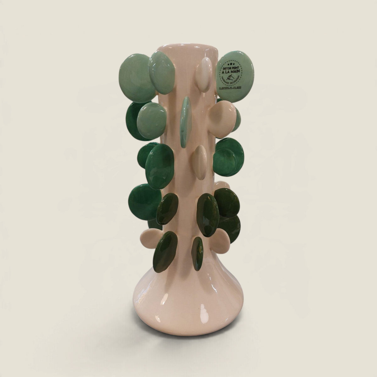 Vase en céramique Depuis des lustres blanc crème avec des pastilles vertes en relief peintes à la main, 33 cm
