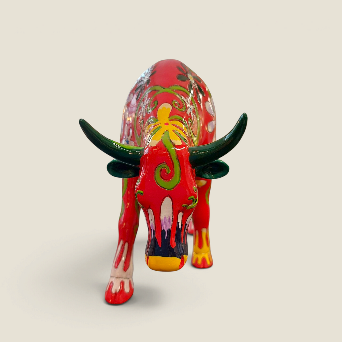 Figurine de vache décorative Depuis des lustres rouge à motifs floraux multicolores style folk mexicain en résine