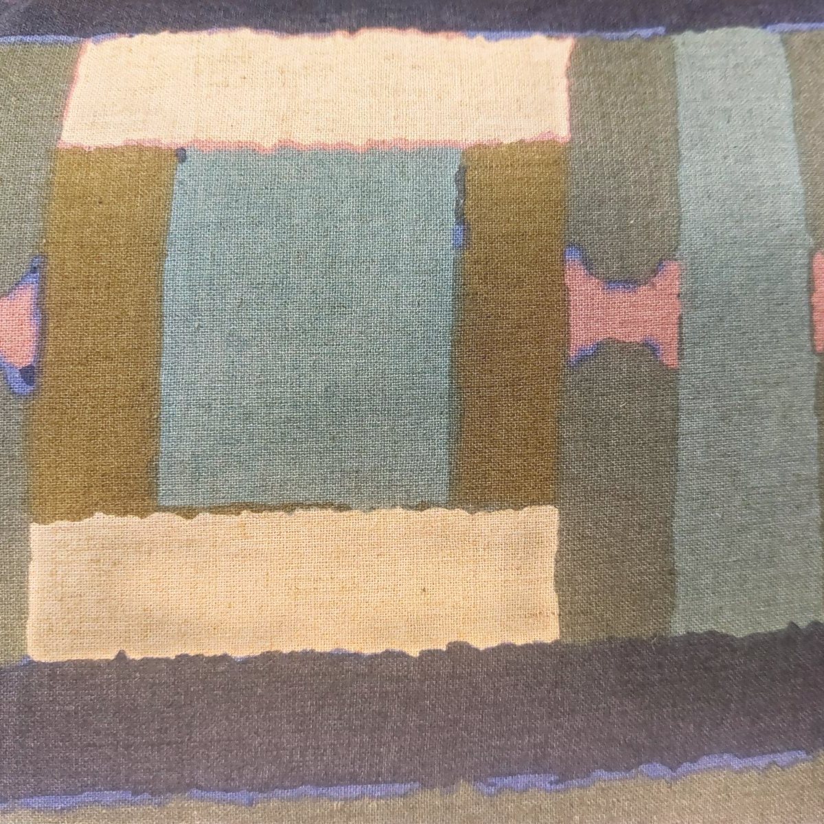 Coussin Depuis des lustres TAHO en lin et coton avec motif géométrique vert de gris, bleu marine et rose
